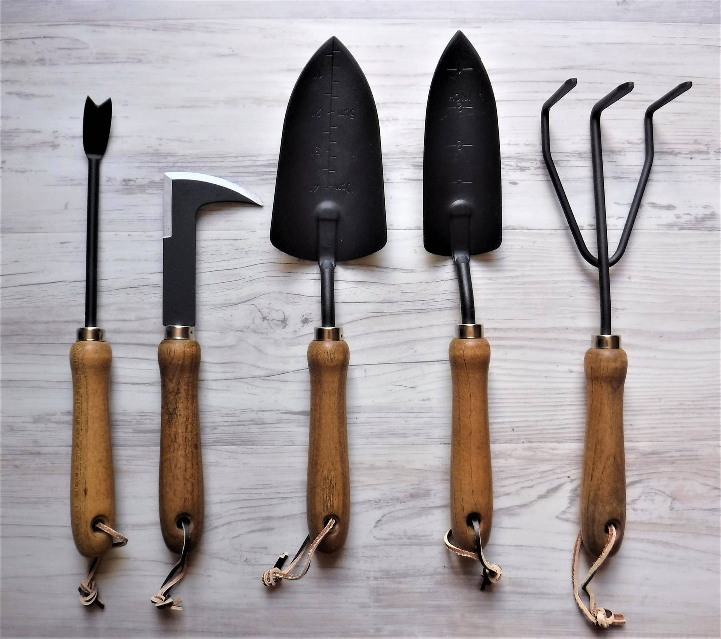 Gardinnovations Essential Garden Tools Gift Set, 6-Piece Cedar Handle Set with Carry Bag