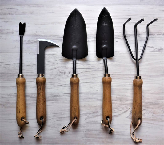 Gardinnovations Essential Garden Tools Gift Set, 6-Piece Cedar Handle Set with Carry Bag