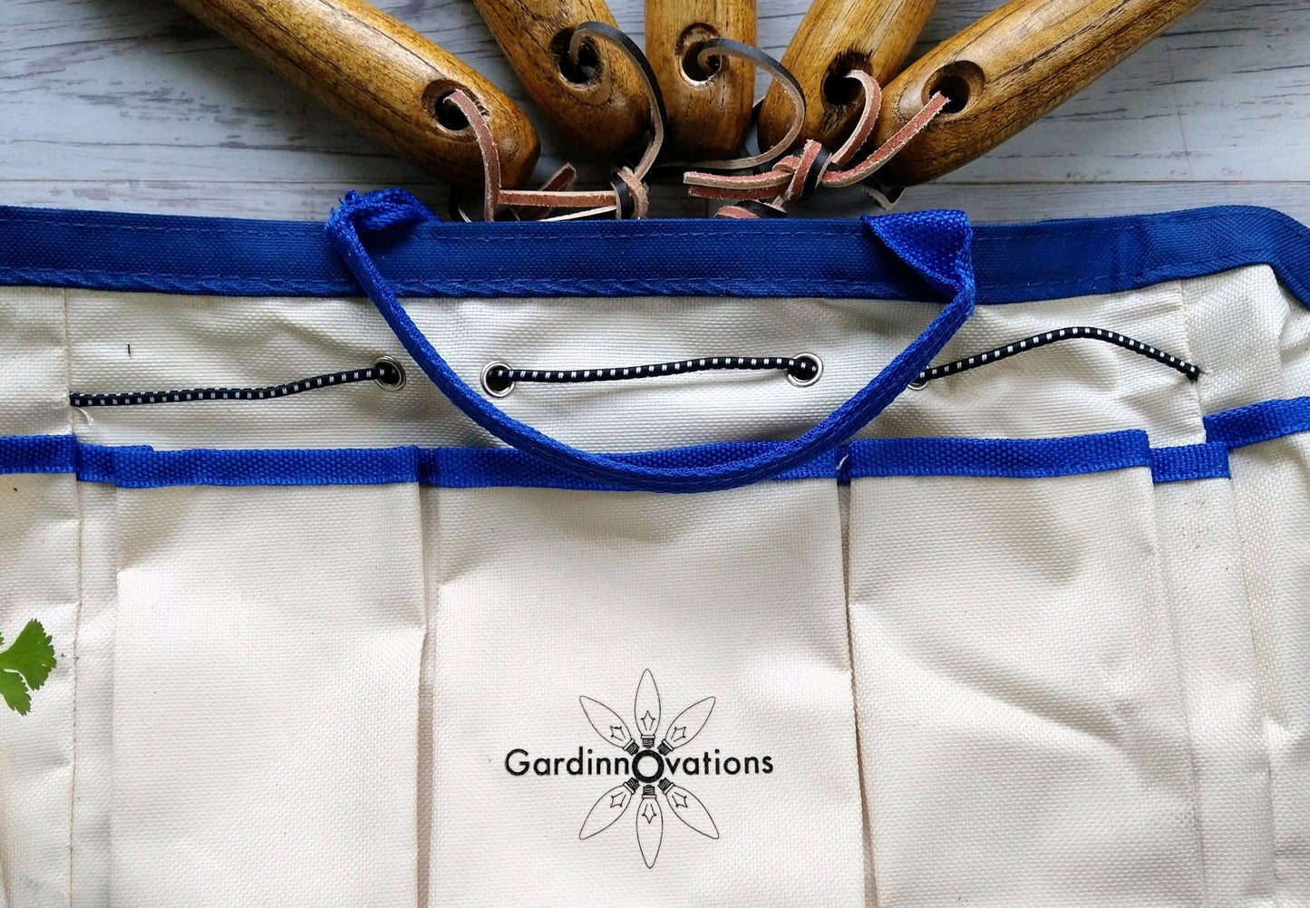 Gardinnovations Essential Garden Tools Gift Set, 6-Piece Cedar Handle Set with Carry Bag
